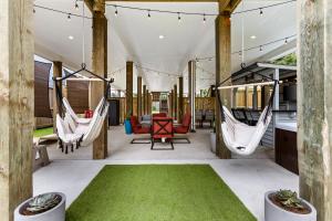 Gimnasio o equipo deportivo en Stunning 4BR Home Near the Bay