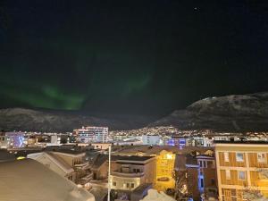 Central apartment في ترومسو: مدينة تتزين سماؤها بالشفق القطبي ليلاً +3 صور