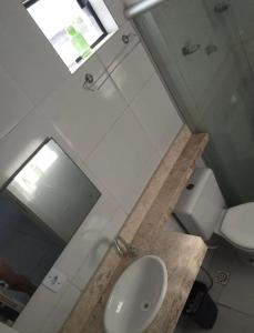 łazienka z umywalką i toaletą w obiekcie Apê da Rê w mieście João Pessoa