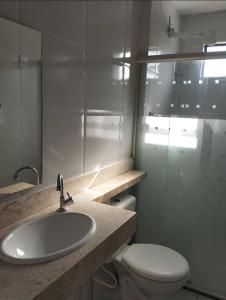 łazienka z umywalką i toaletą w obiekcie Apê da Rê w mieście João Pessoa