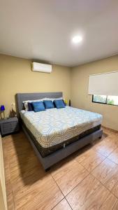 Ένα ή περισσότερα κρεβάτια σε δωμάτιο στο Lomeli’s Home, 5 minutos del Tunco +44 φωτογραφίες