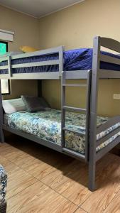 Ένα ή περισσότερα κρεβάτια σε δωμάτιο στο Lomeli’s Home, 5 minutos del Tunco