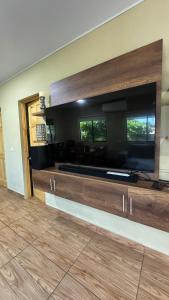 Η κουζίνα ή μικρή κουζίνα στο Lomeli’s Home, 5 minutos del Tunco