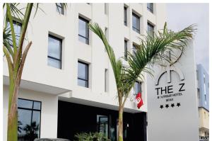 Un edificio con un cartel del hotel Z. en Z Hotel Sfax, en Sfax