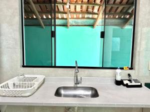 La salle de bains est pourvue d'un lavabo et d'un grand miroir. dans l'établissement Casa da Rany, à Sao Jorge 12 autres photos