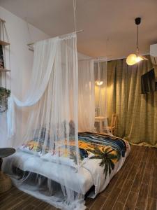 Voodi või voodid majutusasutuse WARSZAWA CHMIELNA PRESTIGE HOME SPA APARTMENTS with Jacuzzi in the Heart of the City toas