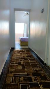 une chambre avec un lit et un couloir dans l'établissement Atlas Aswan Apartment Near Nile Corniche and Old Tourist Market شقة أطلس أسوان بجوار كورنيش النيل والسوق السياحي القديم, à Assouan