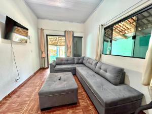 un salon avec un canapé et une table dans l'établissement Casa da Rany, à Sao Jorge