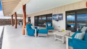 Μια τηλεόραση ή/και κέντρο ψυχαγωγίας στο ALOHA SHORES Spacious Ainamalu 4BR Home with Mountain and Ocean View