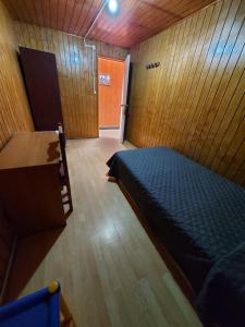 Voodi või voodid majutusasutuse Habitación individual para hombres - toas