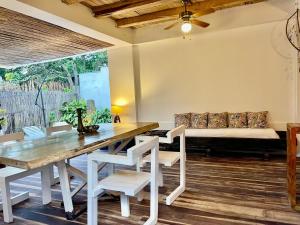 Un comedor con una mesa y un sofá. en Casa Kai, en Palomino