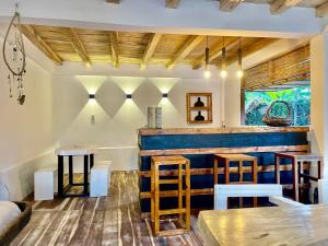 un restaurante con una barra con mesa y taburetes en Casa Kai, en Palomino