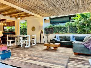 una sala de estar con un sofá y una mesa en Casa Kai, en Palomino