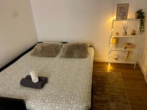 a bedroom with a bed with a towel on it at Studio cosy, proche Bordeaux et fleuve in Lormont