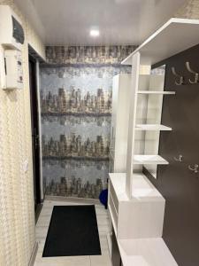 ein Badezimmer mit einem Wandbild von Städten in der Unterkunft Alans Place to visit in Daugavpils