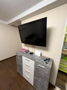 einen Flachbild-TV an der Wand im Wohnzimmer in der Unterkunft Alans Place to visit in Daugavpils