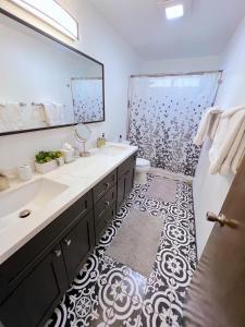 Koupelna v ubytování Beautiful Quiet Mountain Getaway, Amazing Views