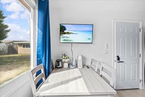 Ảnh trong thư viện ảnh của 20 percent OFF Cozy Modern Suite ở Tustin