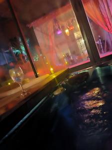 un bar avec un verre de vin et une rivière dans l'établissement Mas L'Escale des Dentelles, à Aubignan