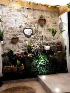 un mur avec des plantes et des cœurs dessus dans l'établissement Mas L'Escale des Dentelles, à Aubignan