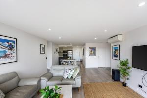 TV a/nebo společenská místnost v ubytování Luxury Spacious 3 Bedroom Apartment - Gold Coast