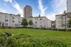 a park in the middle of a city with buildings at Spacious 2 Bed & 1 Bath - Close to Beach & City Centre in Brighton & Hove