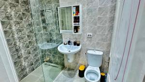 Koupelna v ubytování Modern, Comfortable, Quiet Apartment and Ideal Location + 7 fotografií