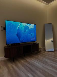 Μια τηλεόραση ή/και κέντρο ψυχαγωγίας στο The heart of downtown