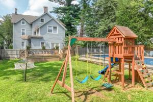 Herní místnost nebo prostor pro děti v ubytování Casa Francesca 6BR Villa & Heated Pool home