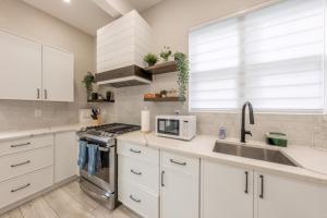 Kuchyň nebo kuchyňský kout v ubytování Casa Francesca 6BR Villa & Heated Pool home