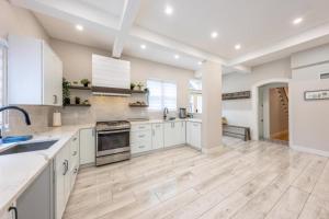 Kuchyň nebo kuchyňský kout v ubytování Casa Francesca 6BR Villa & Heated Pool home