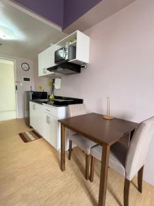 Kuchyň nebo kuchyňský kout v ubytování 14F Deluxe Unit at Sunvida Tower across SM CITY + 9 fotografií