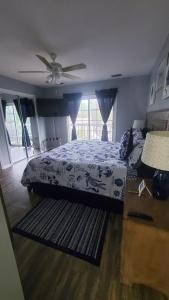 Un dormitorio con una cama y un ventilador de techo. en Jenkins Cove Getaway, en Tybee Island 42 fotos más