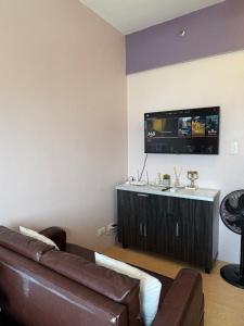 TV a/nebo společenská místnost v ubytování 14F Deluxe Unit at Sunvida Tower across SM CITY