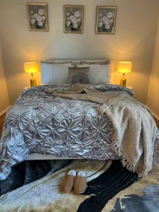 une chambre avec un lit, deux lampes et des chaussures dans l'établissement Modern 1BR Porchlight retreat, à Farmington Hills 4 autres photos