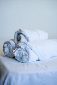 Giường trong phòng chung tại Pousada Rocas Beach