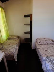 um quarto com duas camas e uma escada em Pousada Canto Maraú em Macaé