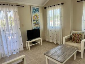 Televiisor ja/või meelelahutuskeskus majutusasutuses Corales Punta Cana