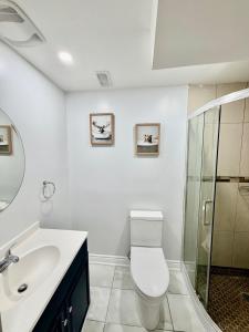 Et badeværelse på Modern Cozy Basement Suite Free Parking