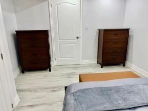 En eller flere senge i et værelse på Modern Cozy Basement Suite Free Parking