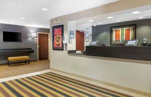 Una televisión o centro de entretenimiento en Extended Stay America Suites - Foxboro - Norton