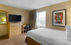 Un televizor și/sau centru de divertisment la Extended Stay America Suites - St Louis - Westport - Central