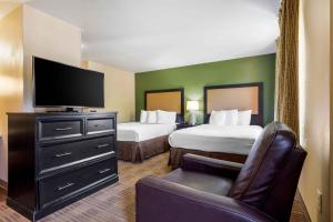 Un pat sau paturi într-o cameră la Extended Stay America Suites - Dallas - Las Colinas - Green Park Dr