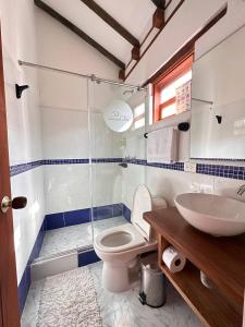 a bathroom with a toilet and a sink at Cabañas Villa Encanto in Villa de Leyva