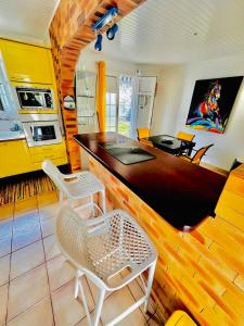 eine Küche mit einer Theke und Stühlen in einem Zimmer in der Unterkunft Villa Krysleen in Le Diamant