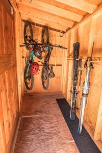 deux vélos accrochés au mur d'une cabane dans l'établissement NEW Midtown Rossland Studio Apartment, à Rossland 7 autres photos