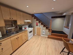 une cuisine avec un évier et une cuisinière four supérieur dans l'établissement NEW Midtown Rossland Studio Apartment, à Rossland