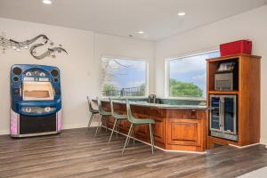 eine Küche mit einer Bar und einem altmodischen Gerät in der Unterkunft Mulligan Manor Golf Course Views Fun Amenities in Green Meadows