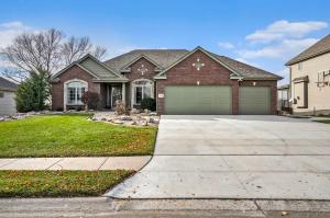ein großes Backsteinhaus mit Garage in der Unterkunft Mulligan Manor Golf Course Views Fun Amenities in Green Meadows