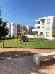 Ο χώρος παιχνιδιού για παιδιά στο Appartement de rêve à Taghazout Vue mer exceptionnelle